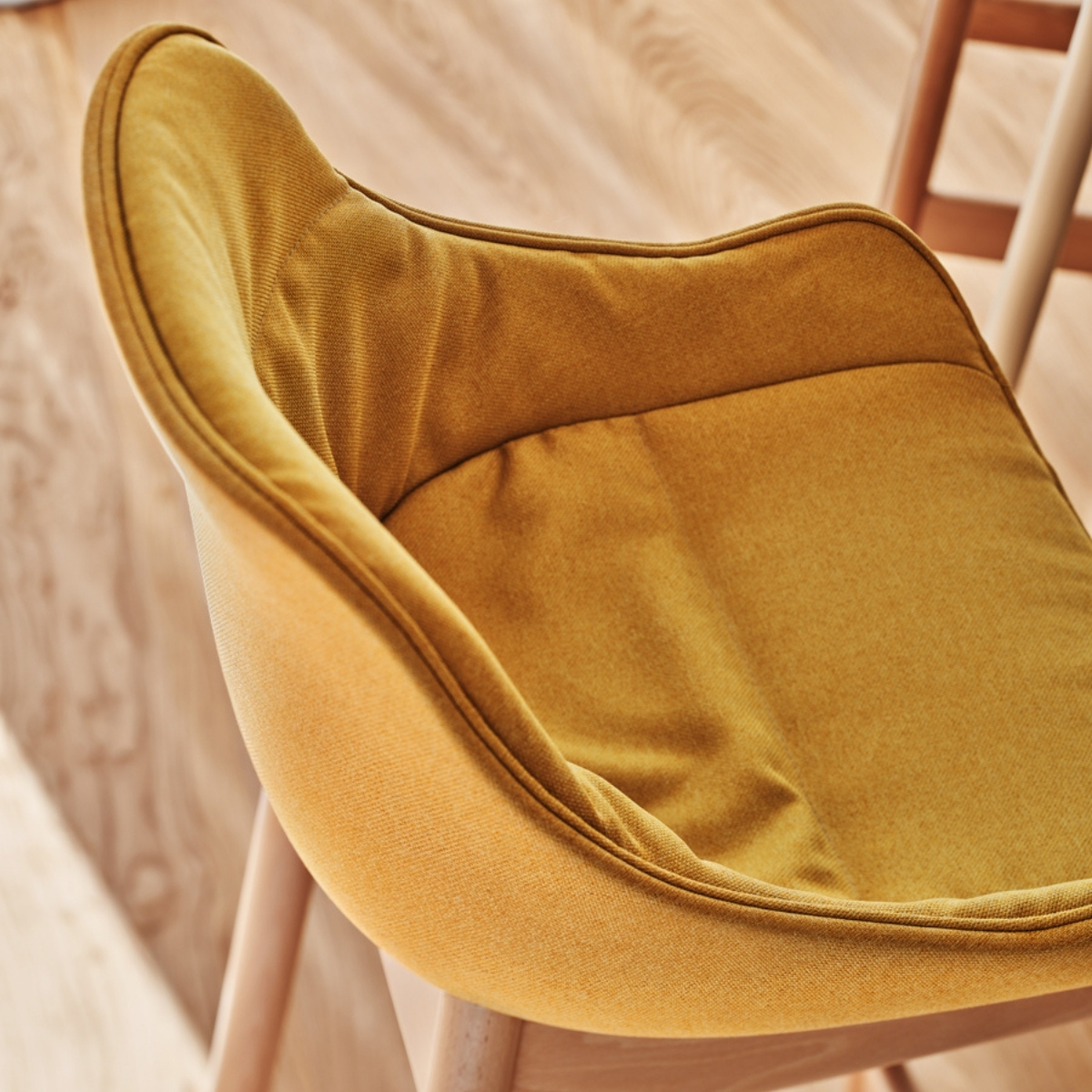 Chaise_haute_piètement_bois_rembourré