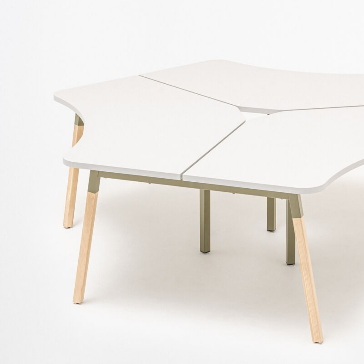 Bureau_bench_3_places_piètement_bois_style_scandinave