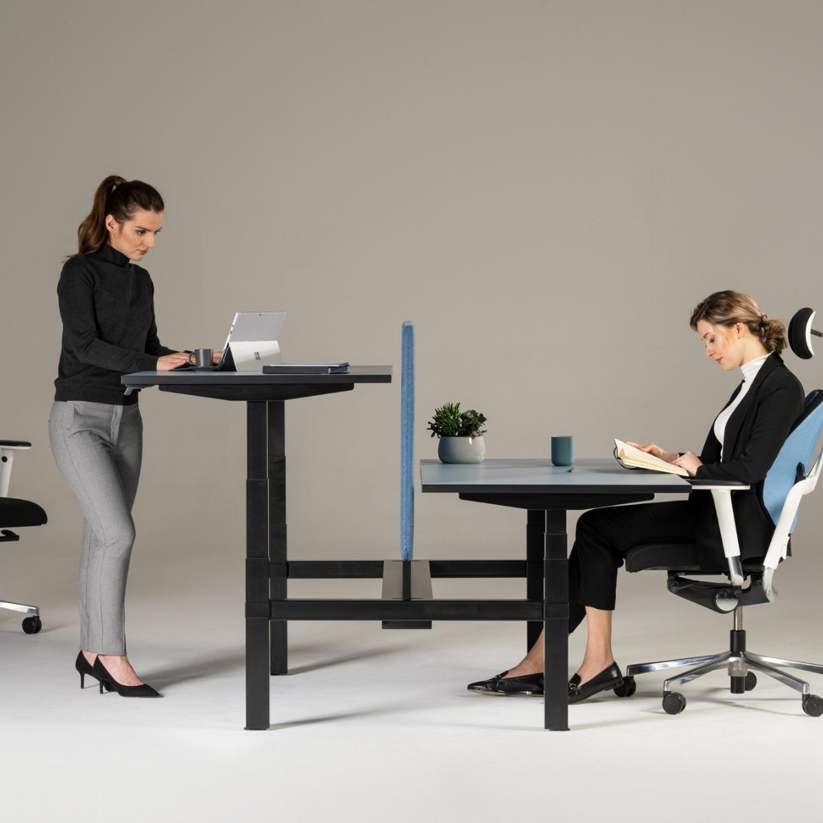 Bureau_duo_assis_debout_cloison_acoustique