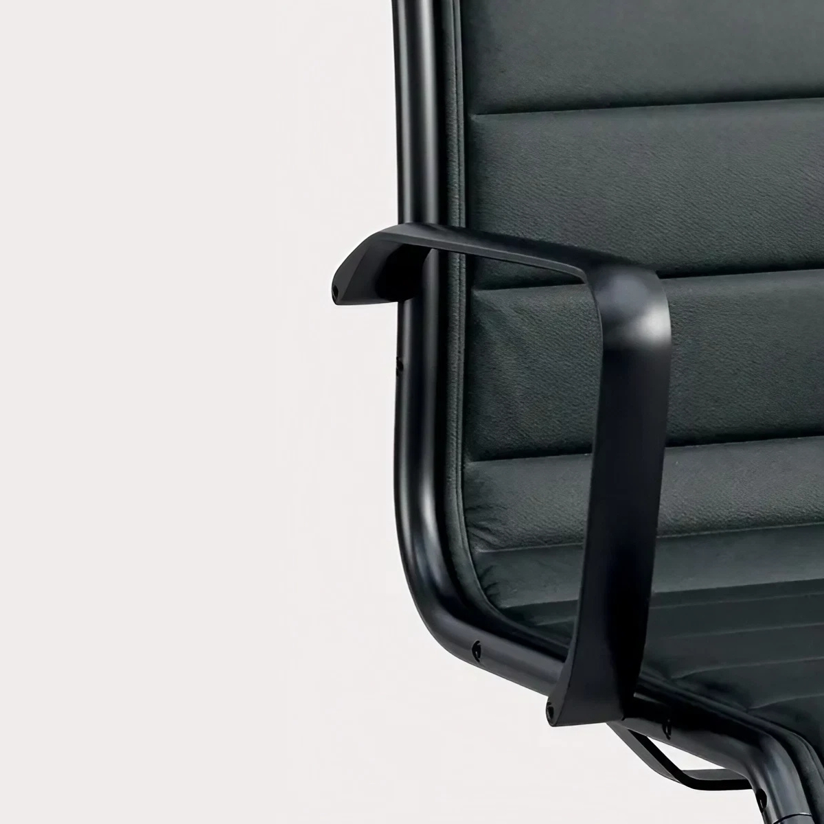 Chaise_direction_intemporelle_simili_cuir_accoudoirs_fixes