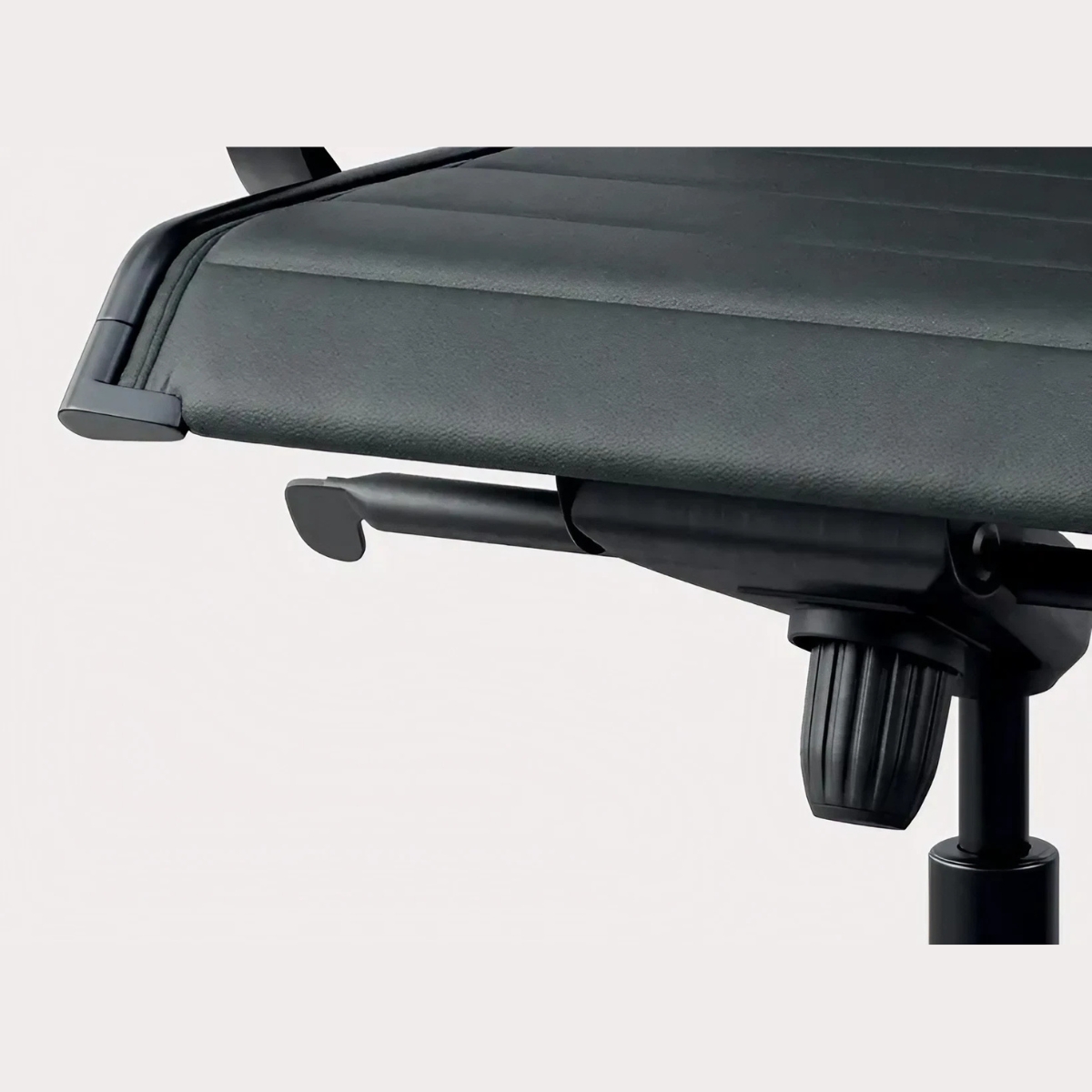 Chaise_direction_intemporelle_simili_cuir_mécanisme_basculant