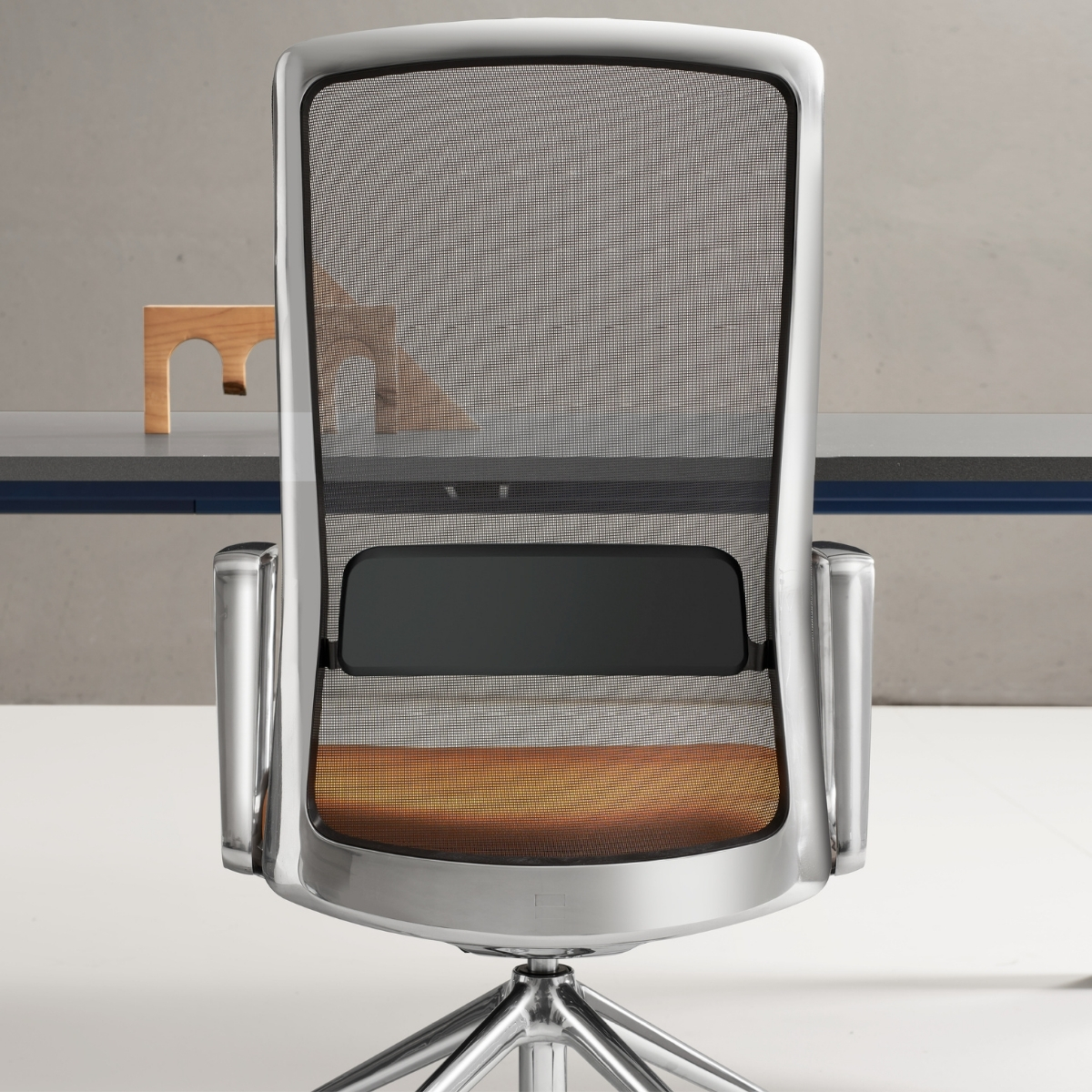 Chaise_direction_aluminium_dossier_résille_confortable