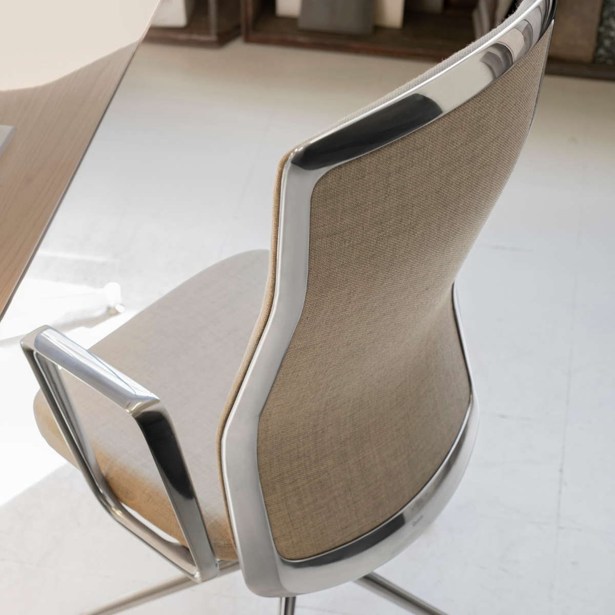 Chaise_direction_aluminium_dossier_tapissé_finition_chrome