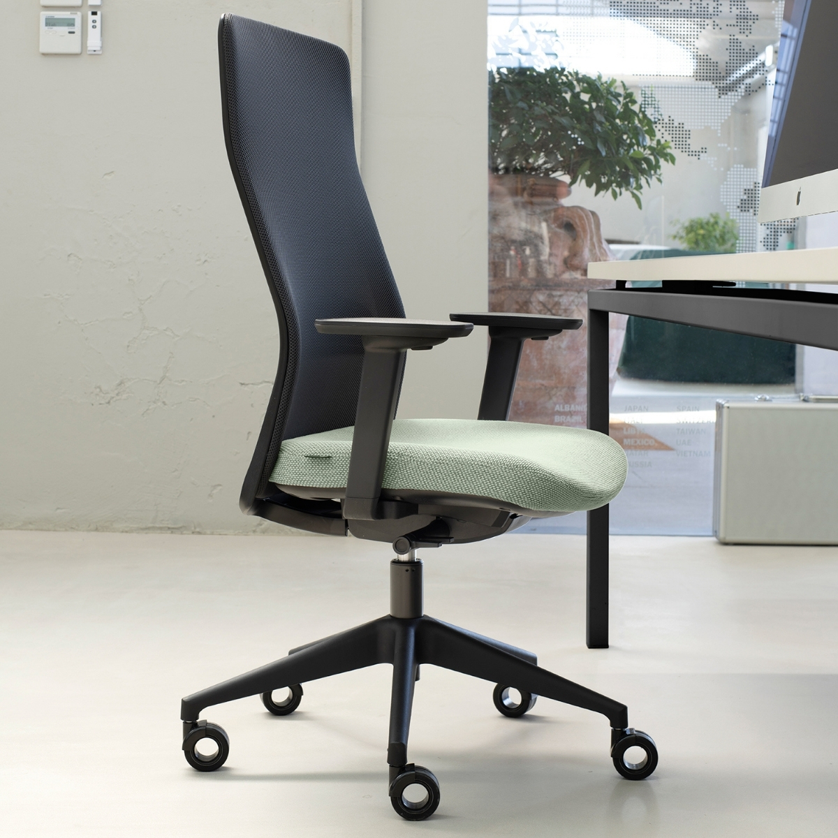 Chaise_direction_classique_dossier_résille_respirante