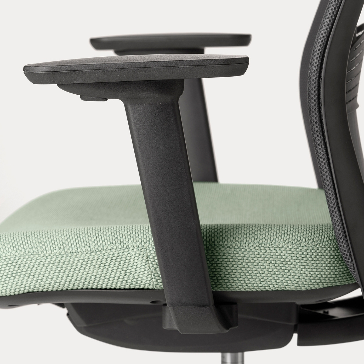 Chaise_direction_classique_dossier_résille_accoudoirs_réglables