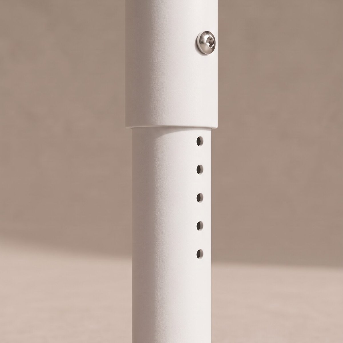 Pied réglable en hauteur par crans de 2 cm