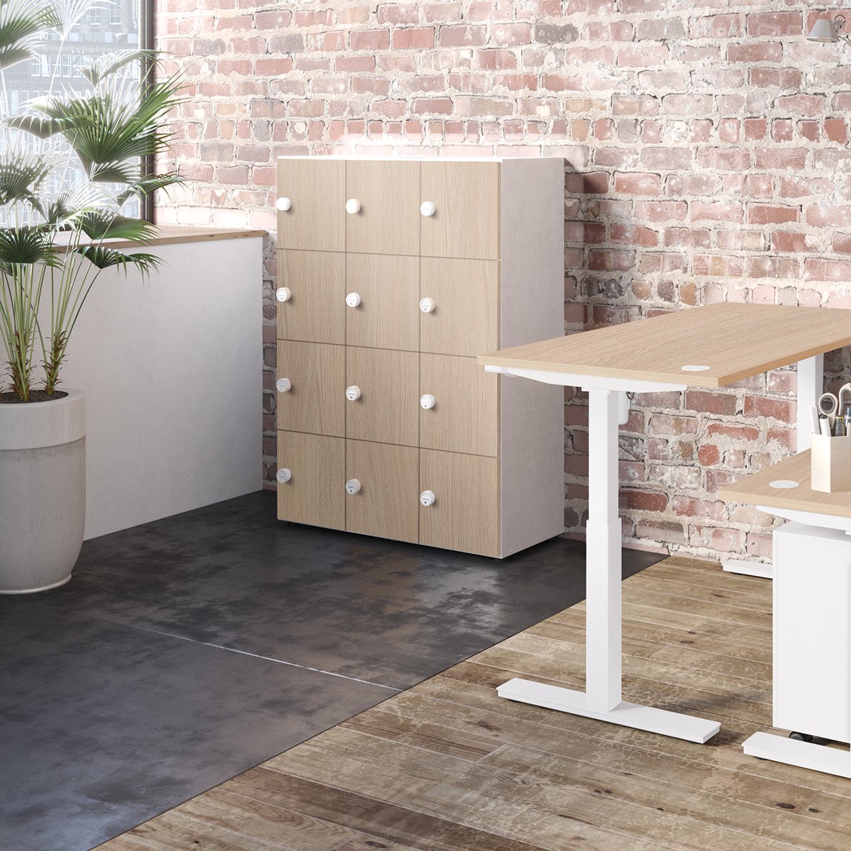 Casier 12 cases à structure blanche et portes chêne fil avec poignées à code blanches dans un bureau
