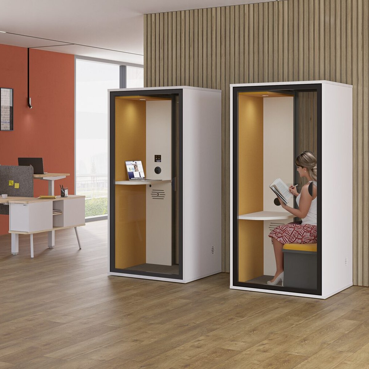 Deux cabines acoustiques individuelles blanches à tissu moutarde, version debout et version assise, dans un open space
