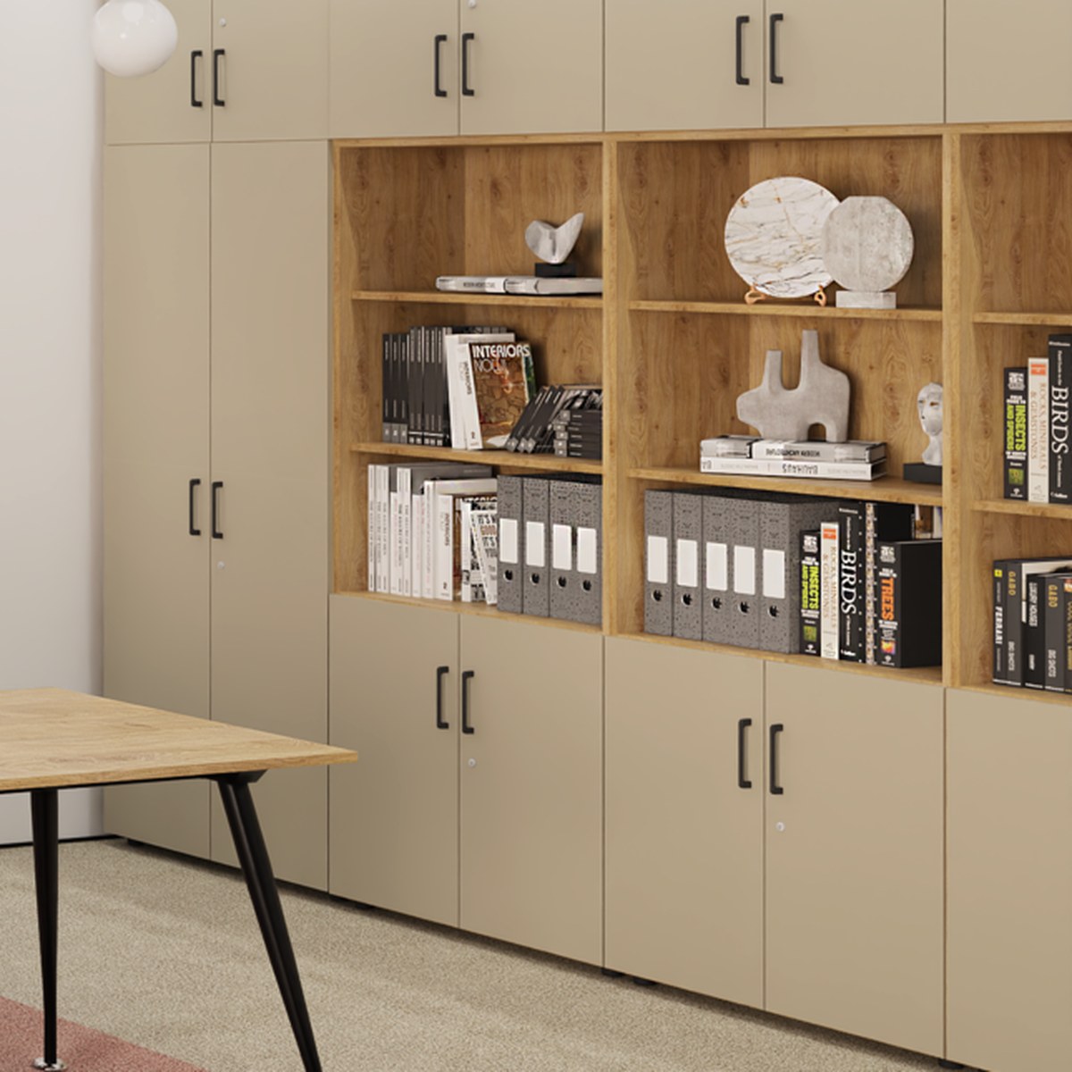 Armoires de bureau beige à portes battantes et niches ouvertes en chêne