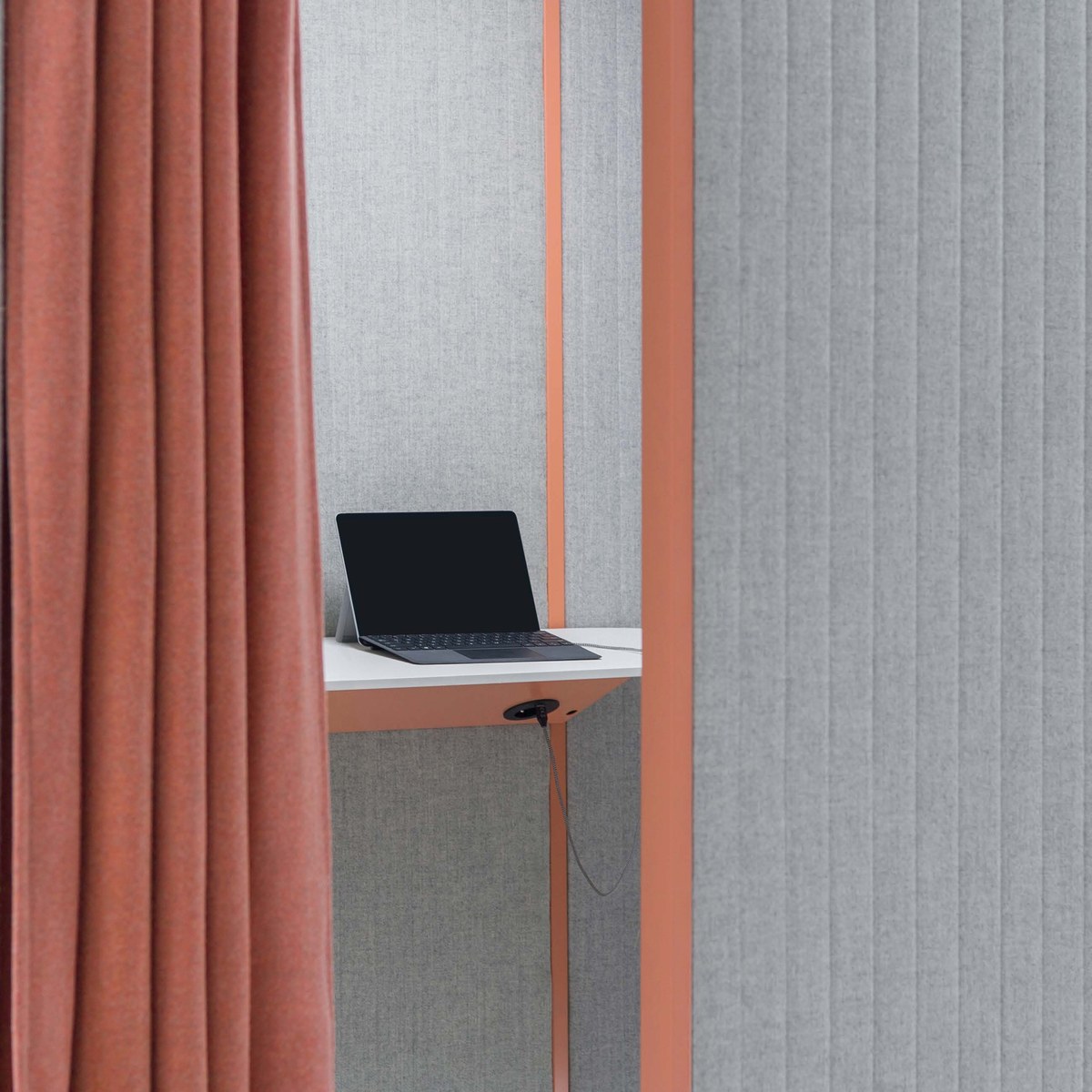 Intérieur de la cabine acoustique avec tablette murale et ordinateur portable