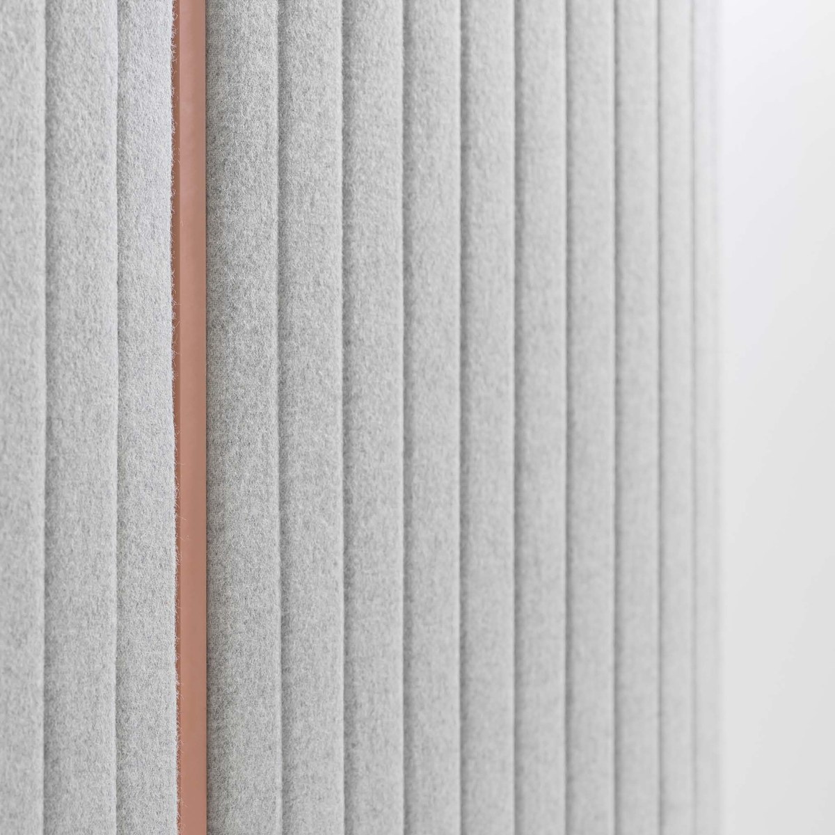 Détail des parois rembourrées en tissu gris de la cabine acoustique