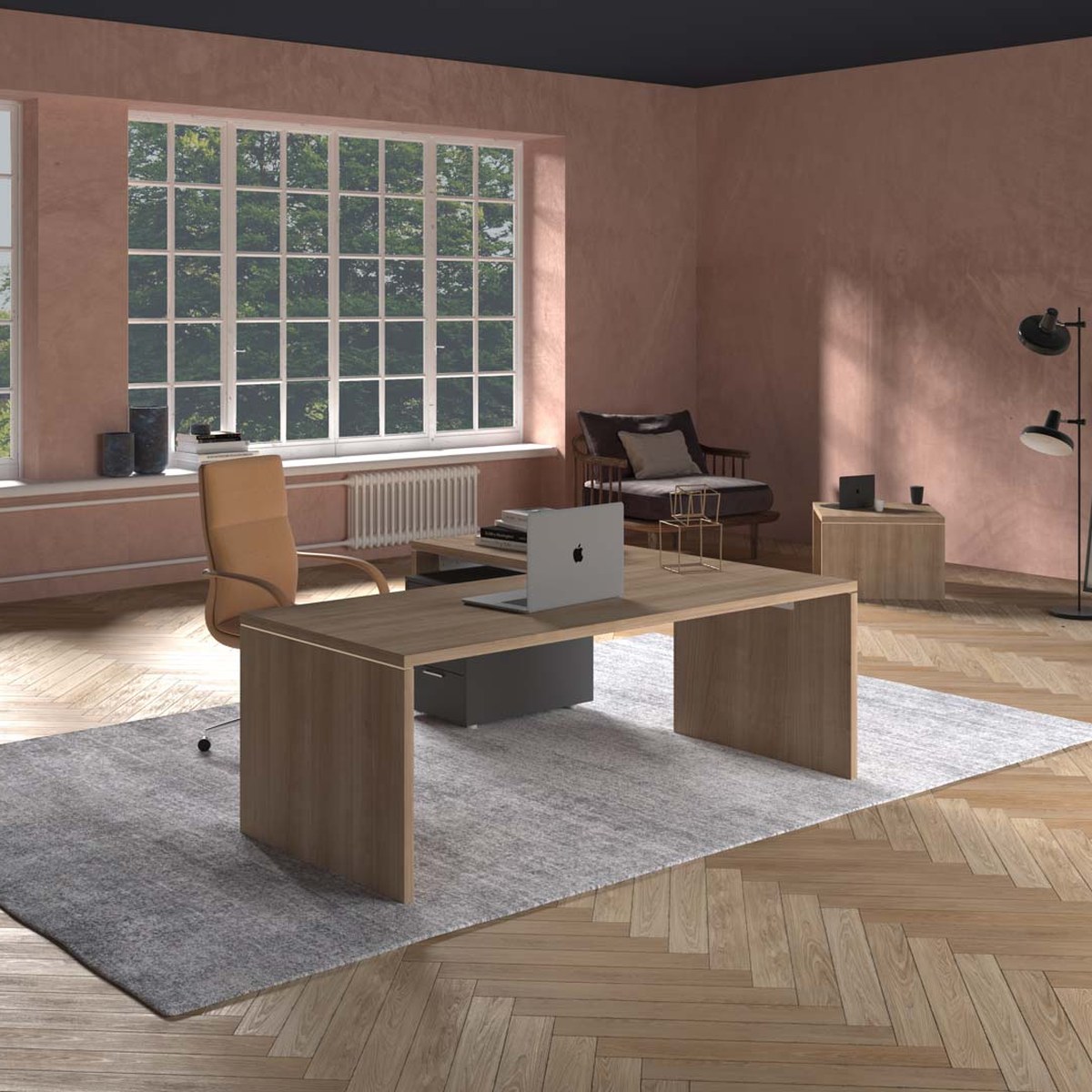 Bureau de direction en bois à pieds panneaux posé sur un tapis dans un bureau à parquet