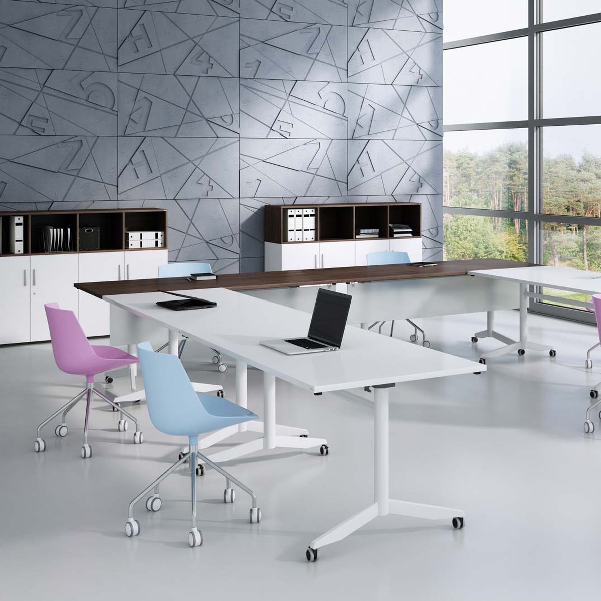 Tables de formation sur roulettes blanches disposées en U avec chaises colorées