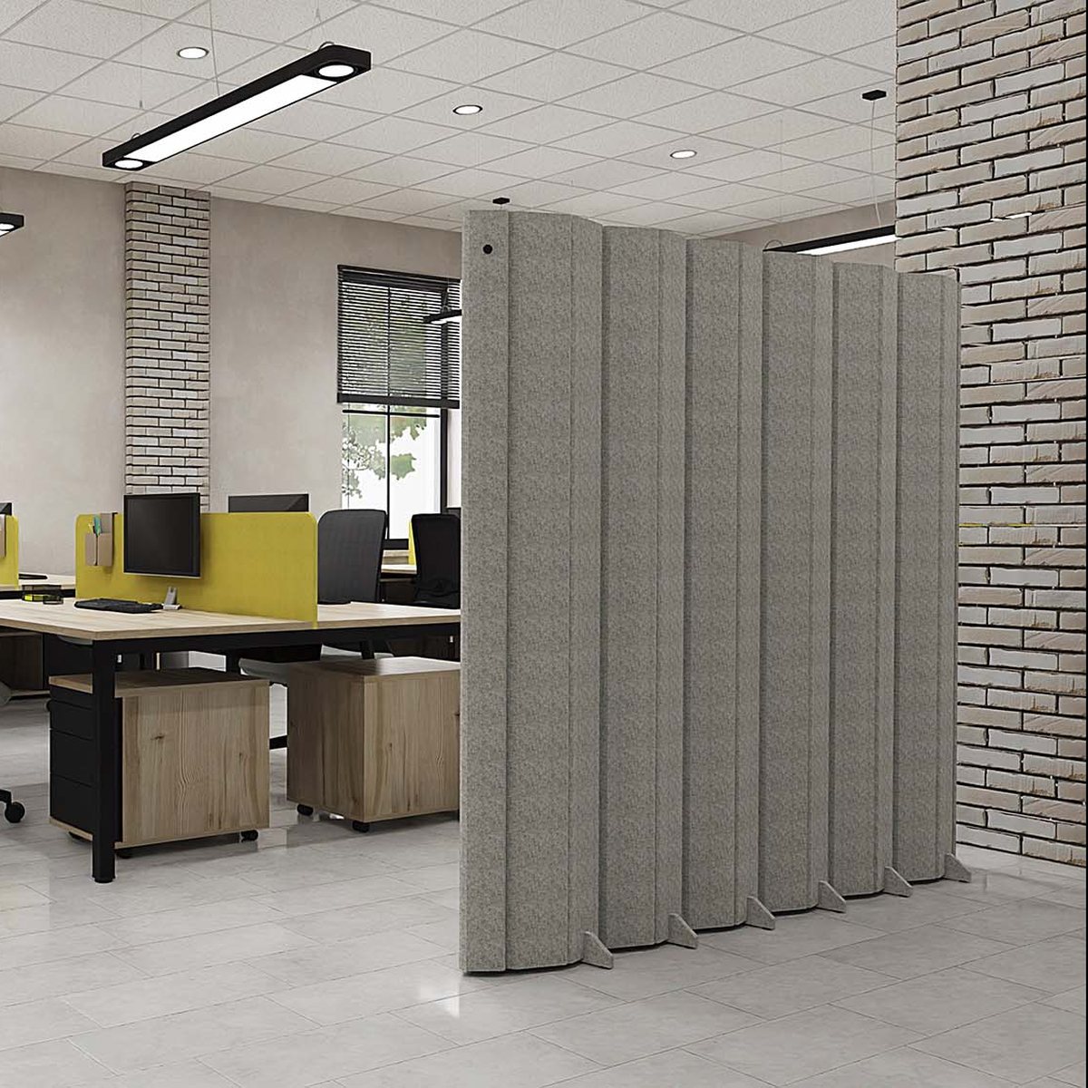 Paravent pliant en feutre gris clair séparant un espace de bureaux ouvert