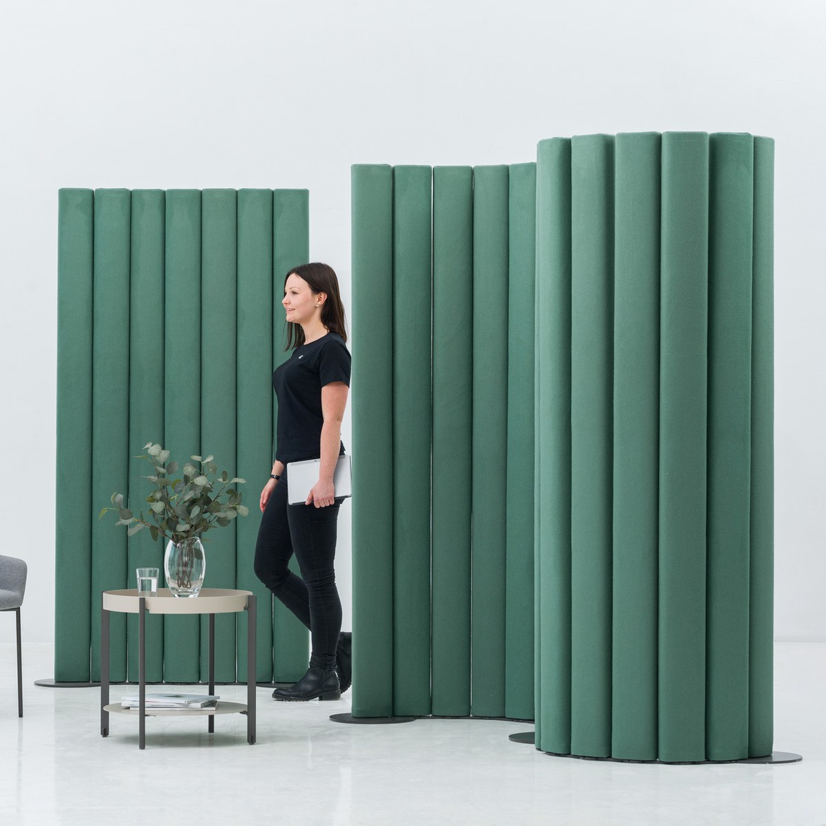 Cloison acoustique ondulée à segments pivotants pour open space