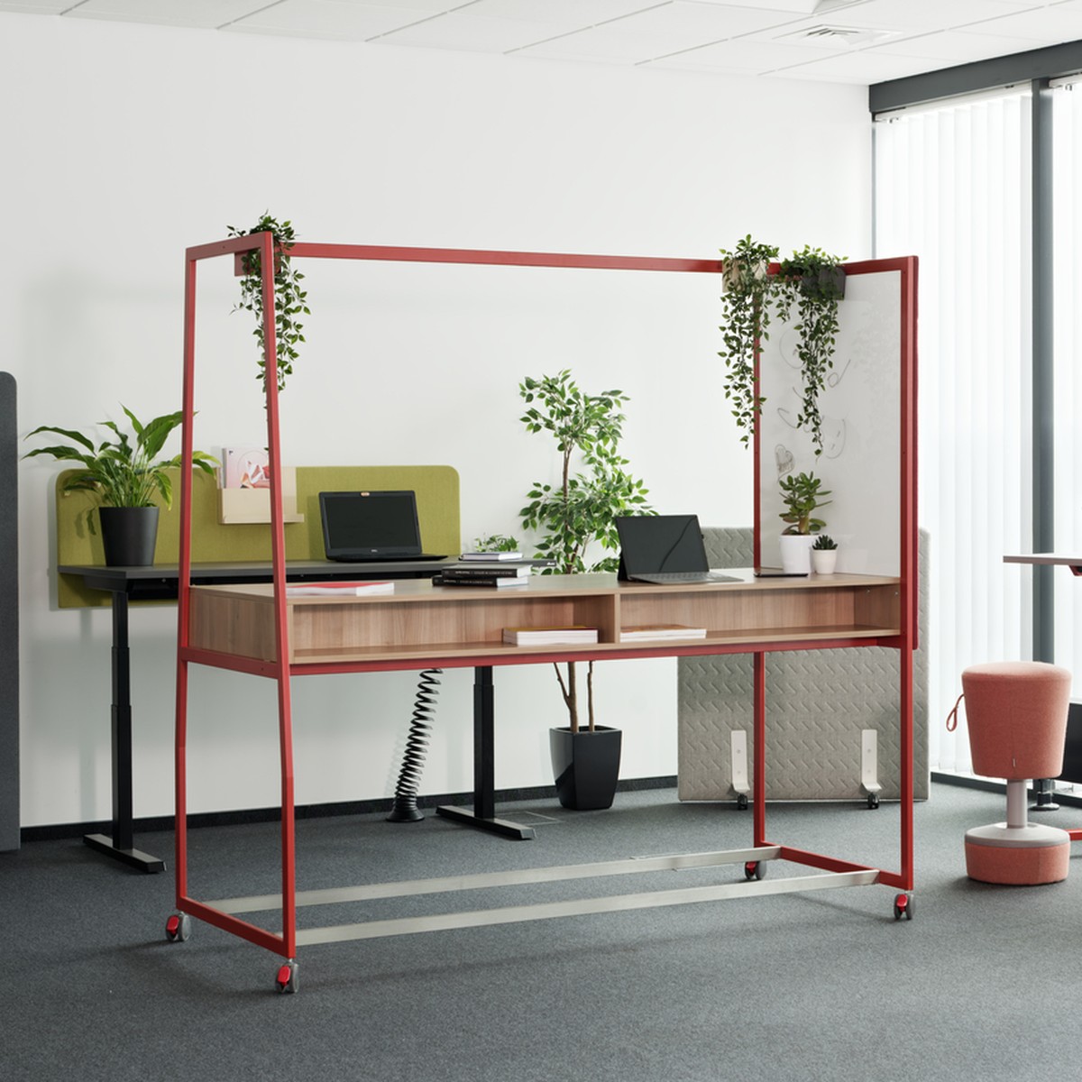 Table haute de réunion sur roulettes à cadre rouge dans un open space lumineux