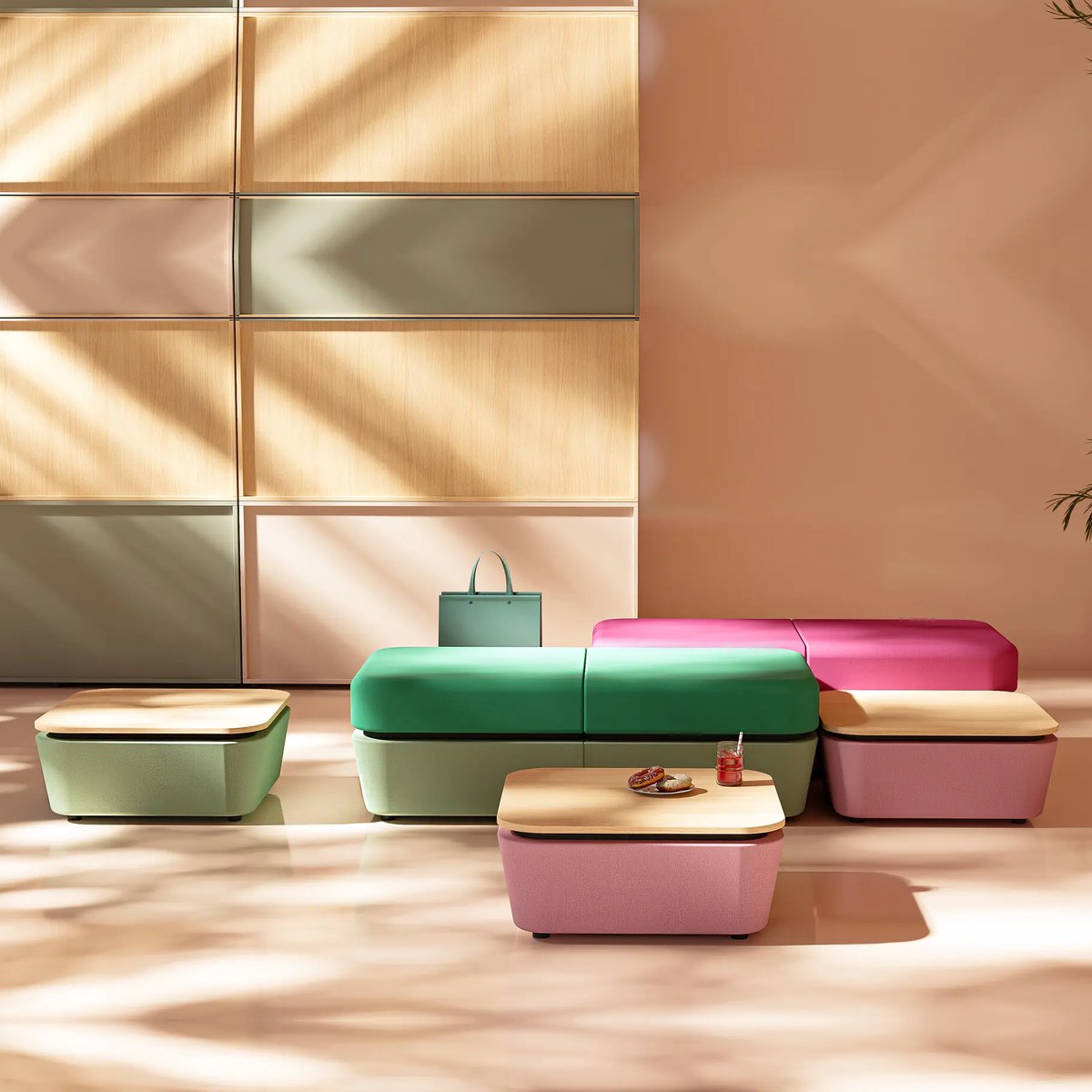 Poufs et modules table basse à base tapissée verte et rose dans un espace de pause