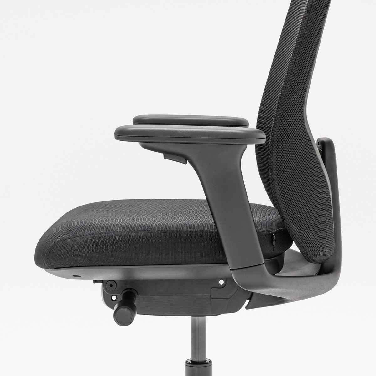 Accoudoir réglable et assise tapissée graphite de la chaise de bureau, vue de profil