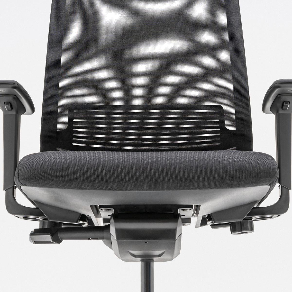 Soutien lombaire, accoudoirs 3D et mécanisme synchrone dune chaise de bureau noire