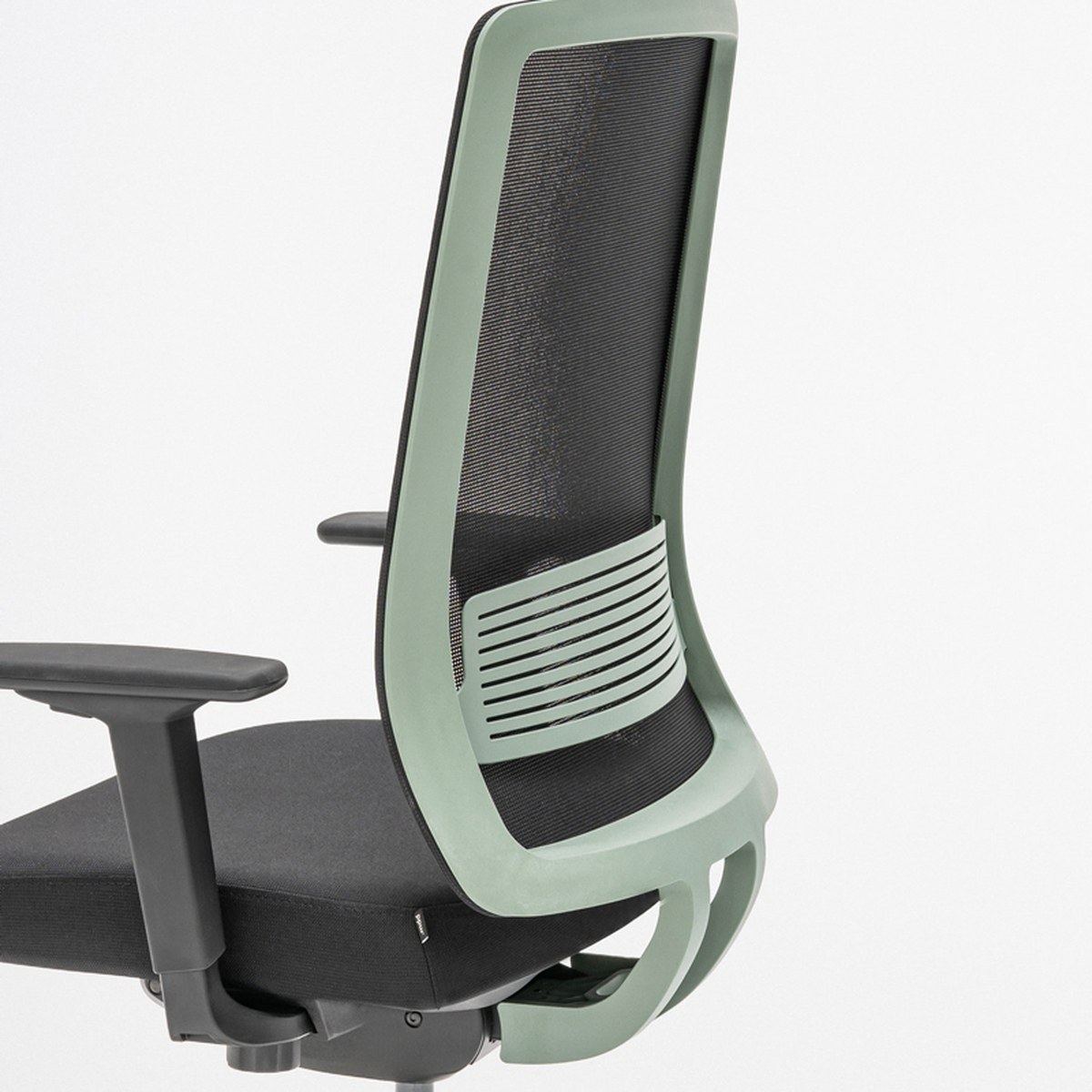 Dos dune chaise de bureau à coque vert sauge et résille noire, détail du soutien lombaire
