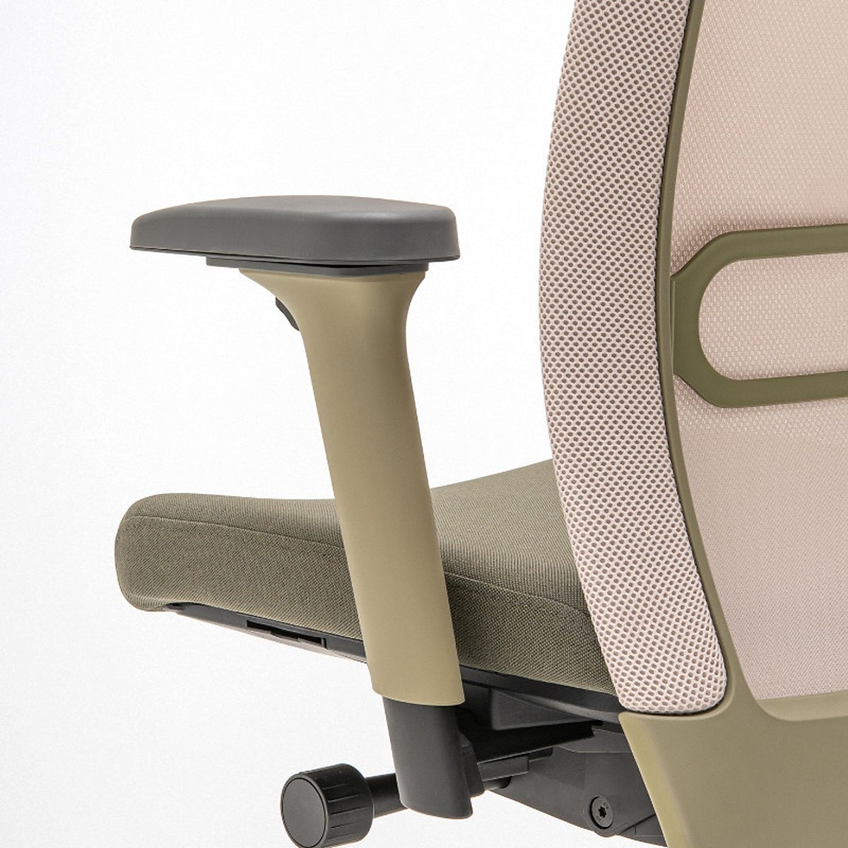 Accoudoir 4D et soutien lombaire dune chaise de bureau à cadre olive