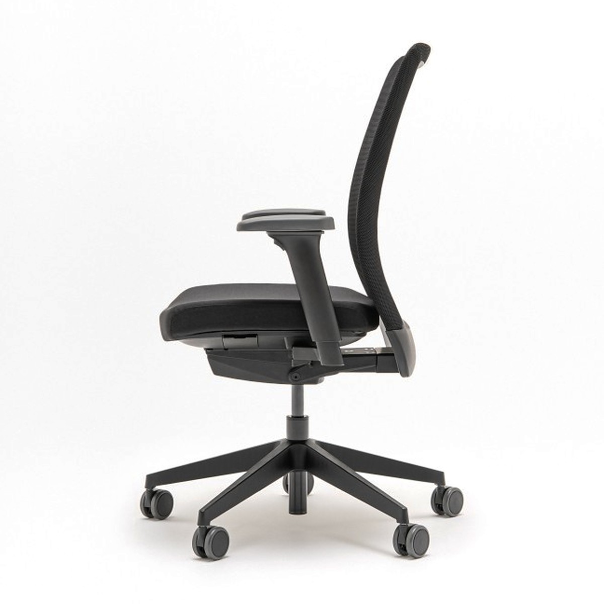Chaise de bureau résille noire à piétement nylon noir, vue de profil