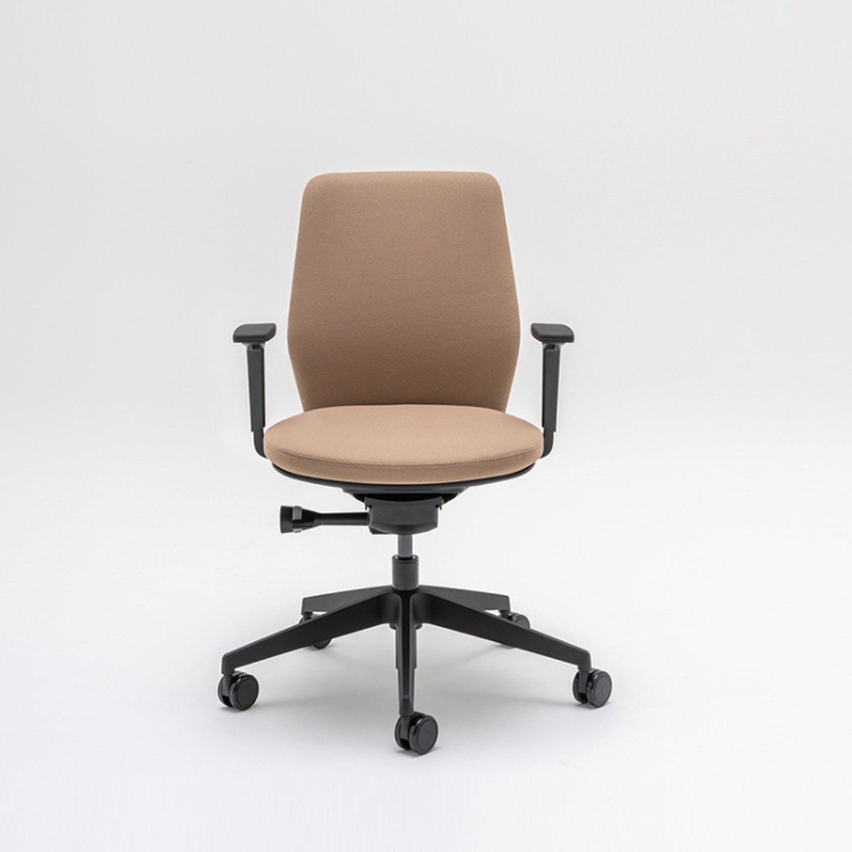 Chaise de bureau à dossier tapissé beige avec accoudoirs et piétement noir, vue de face