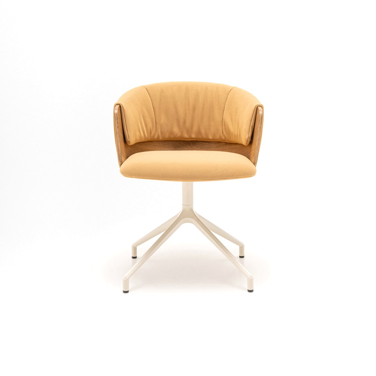 Chaise pivotante tapissée ocre sur piétement aluminium blanc perle, vue de face
