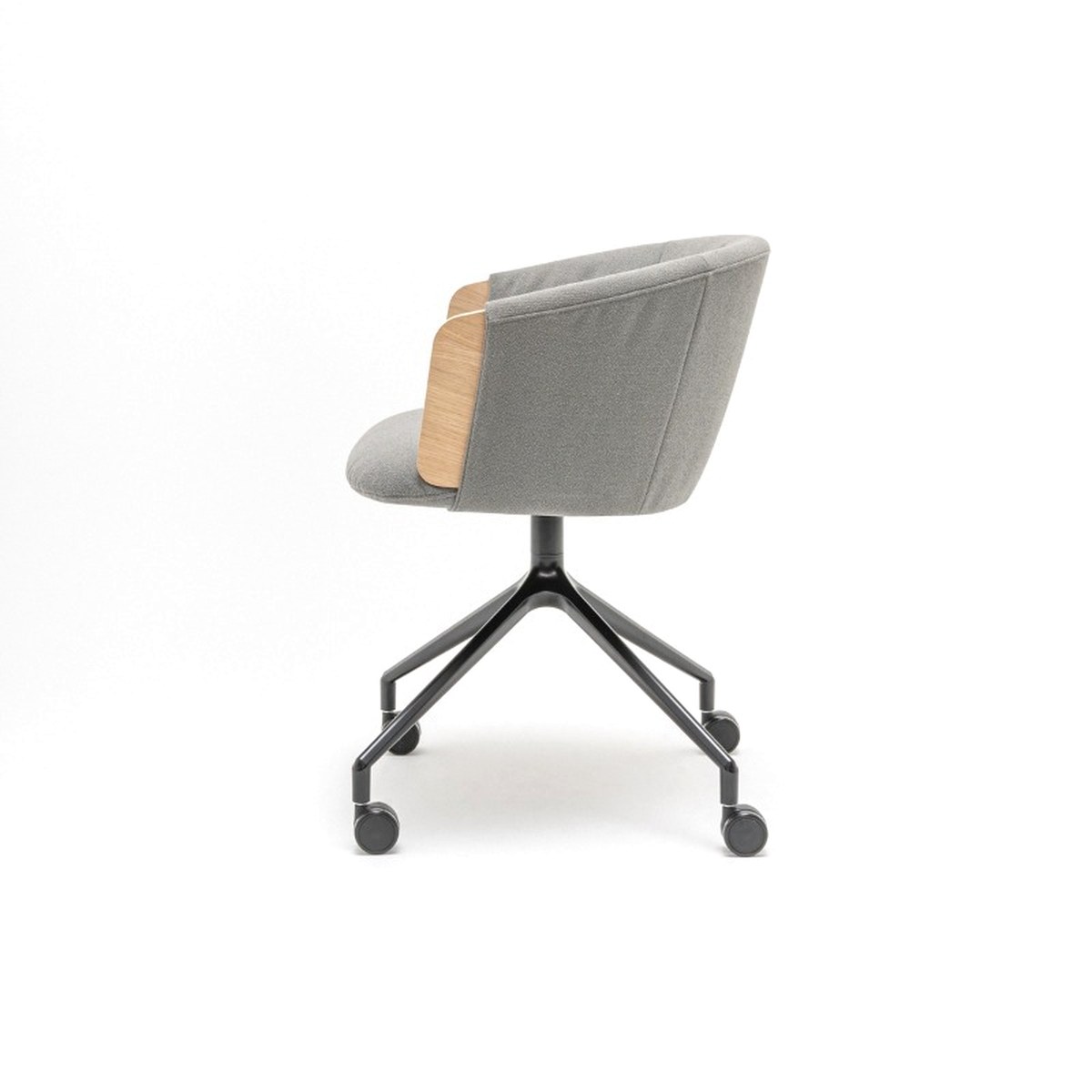 Chaise pivotante tapissée grise sur roulettes et piétement aluminium noir, vue de profil