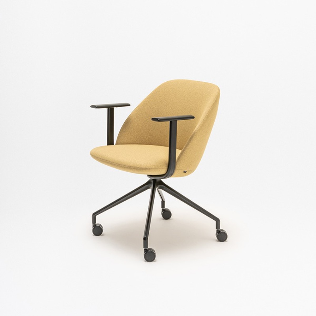 Fauteuil tapissé jaune clair avec accoudoirs noirs, piétement noir sur roulettes