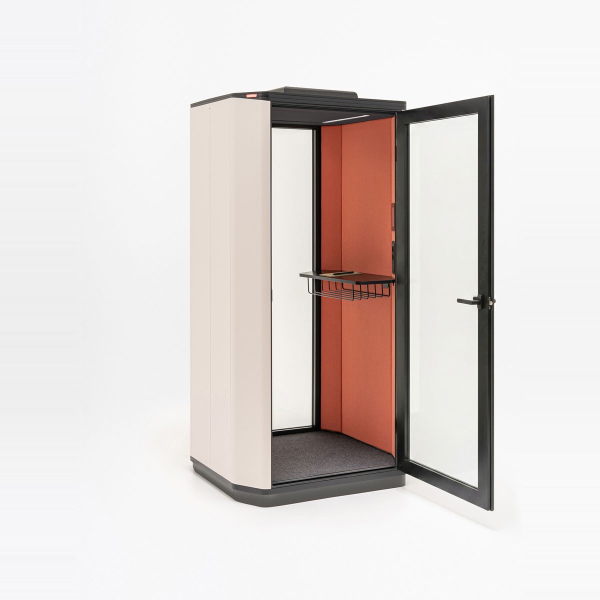 Cabine acoustique individuelle porte ouverte, tablette haute et parois tapissées corail
