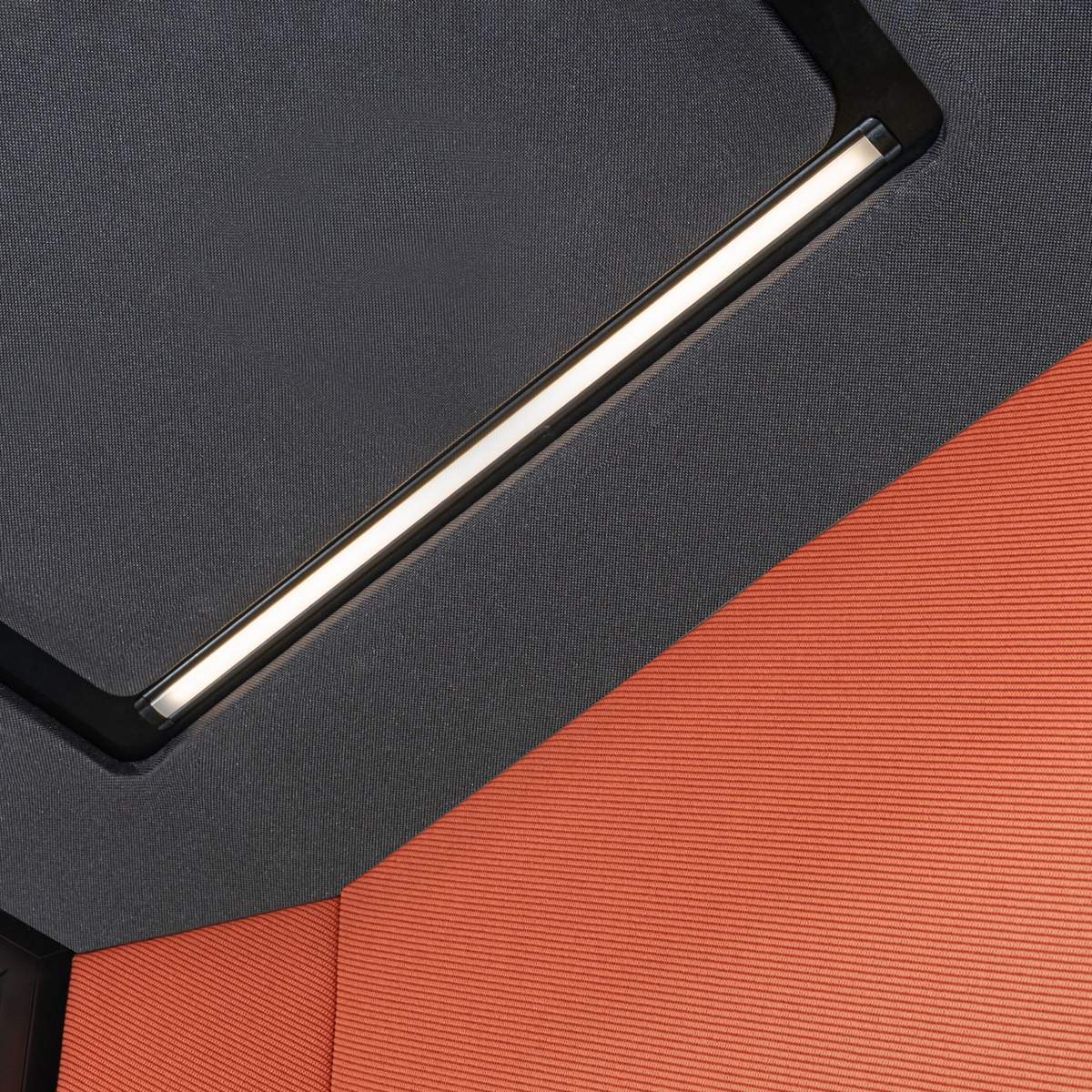 Bande LED du plafond gris graphite et tissu intérieur corail de la cabine