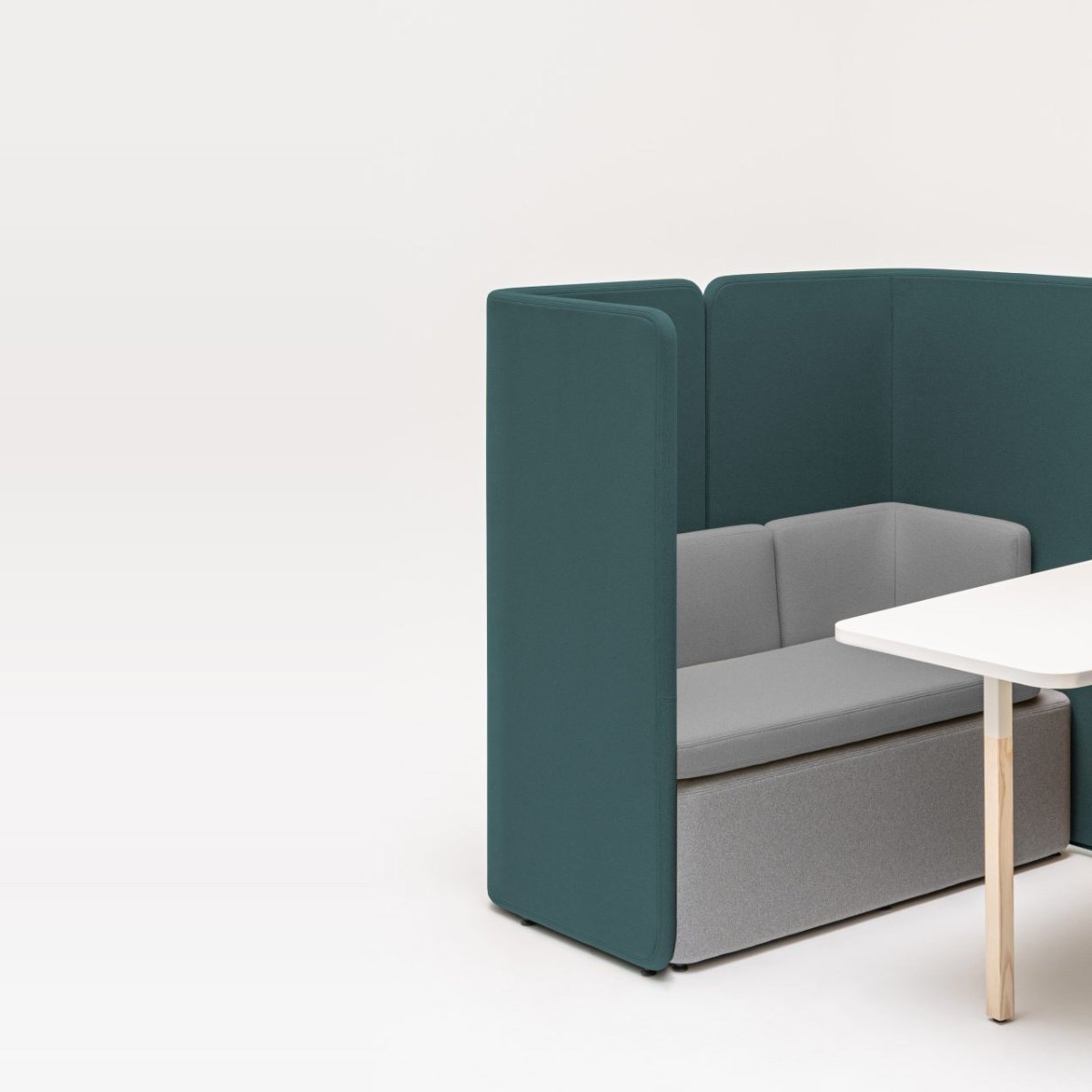 Banquette grise de lalcôve de réunion et pied de table en frêne, détail