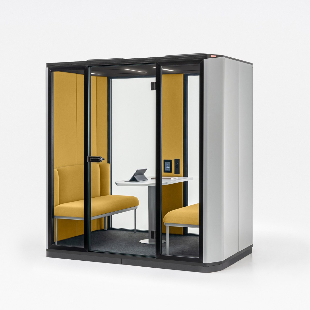 Cabine acoustique 4 personnes vitrée, banquettes jaunes et table, vue de trois quarts