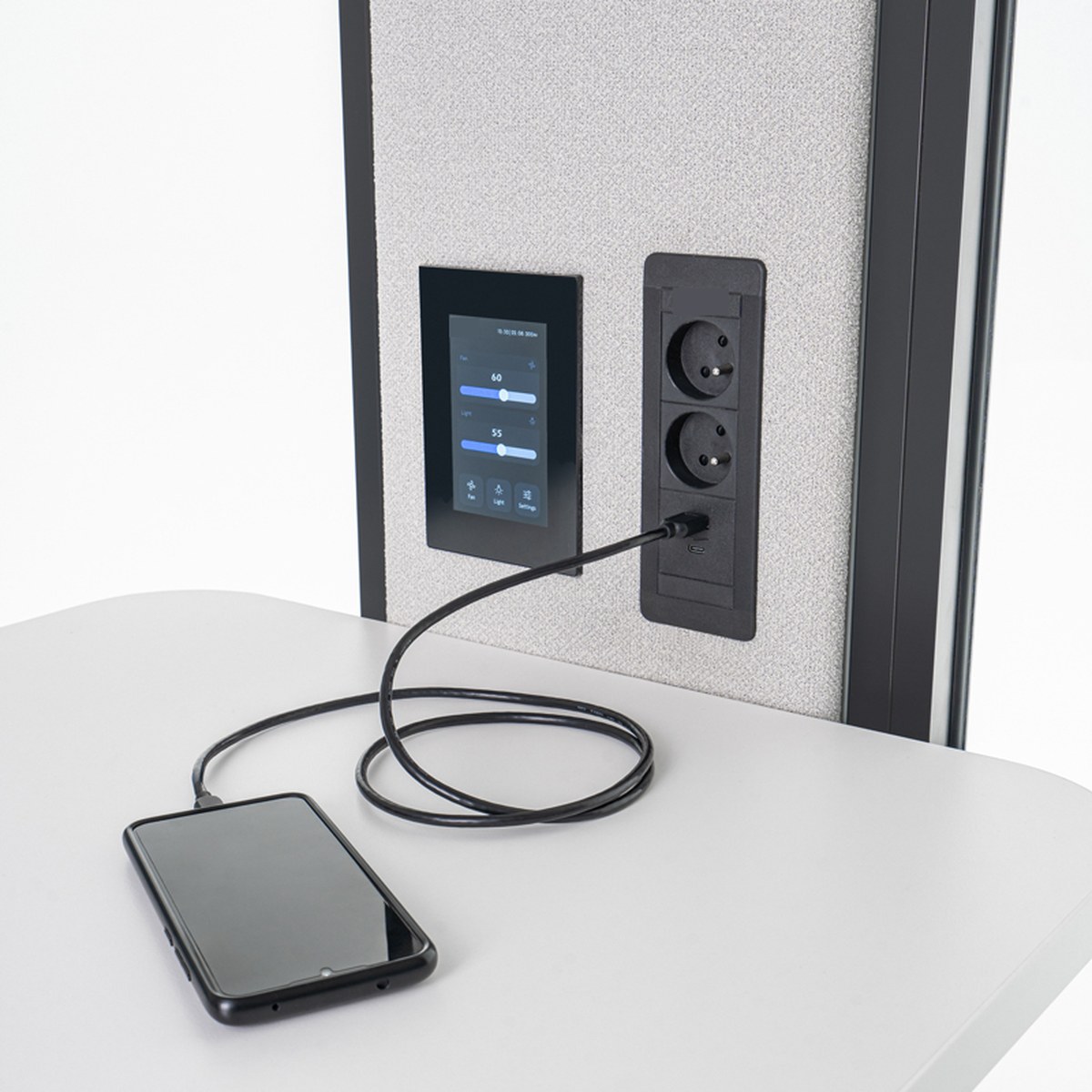 Panneau de commande tactile et prises électriques au-dessus de la table de la cabine