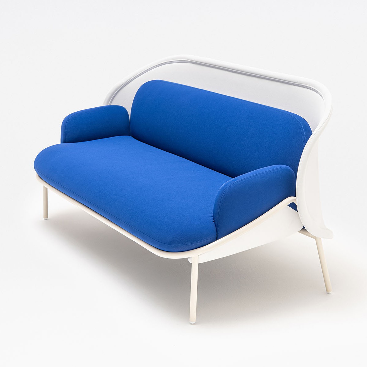 Canapé à coque blanche et assise bleue, vue de trois quarts