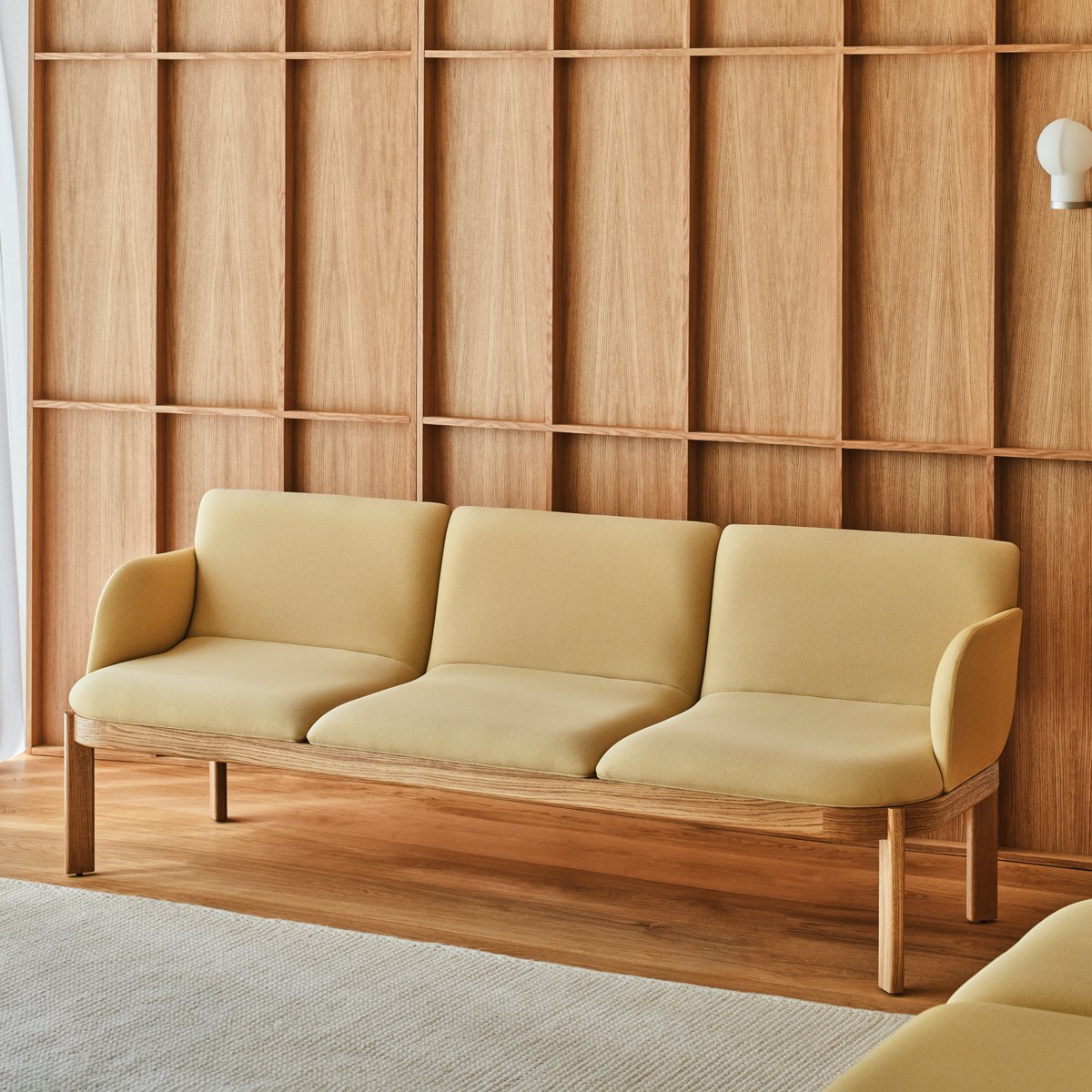 Canapé d\'accueil design 2 ou 3 places sur base en bois