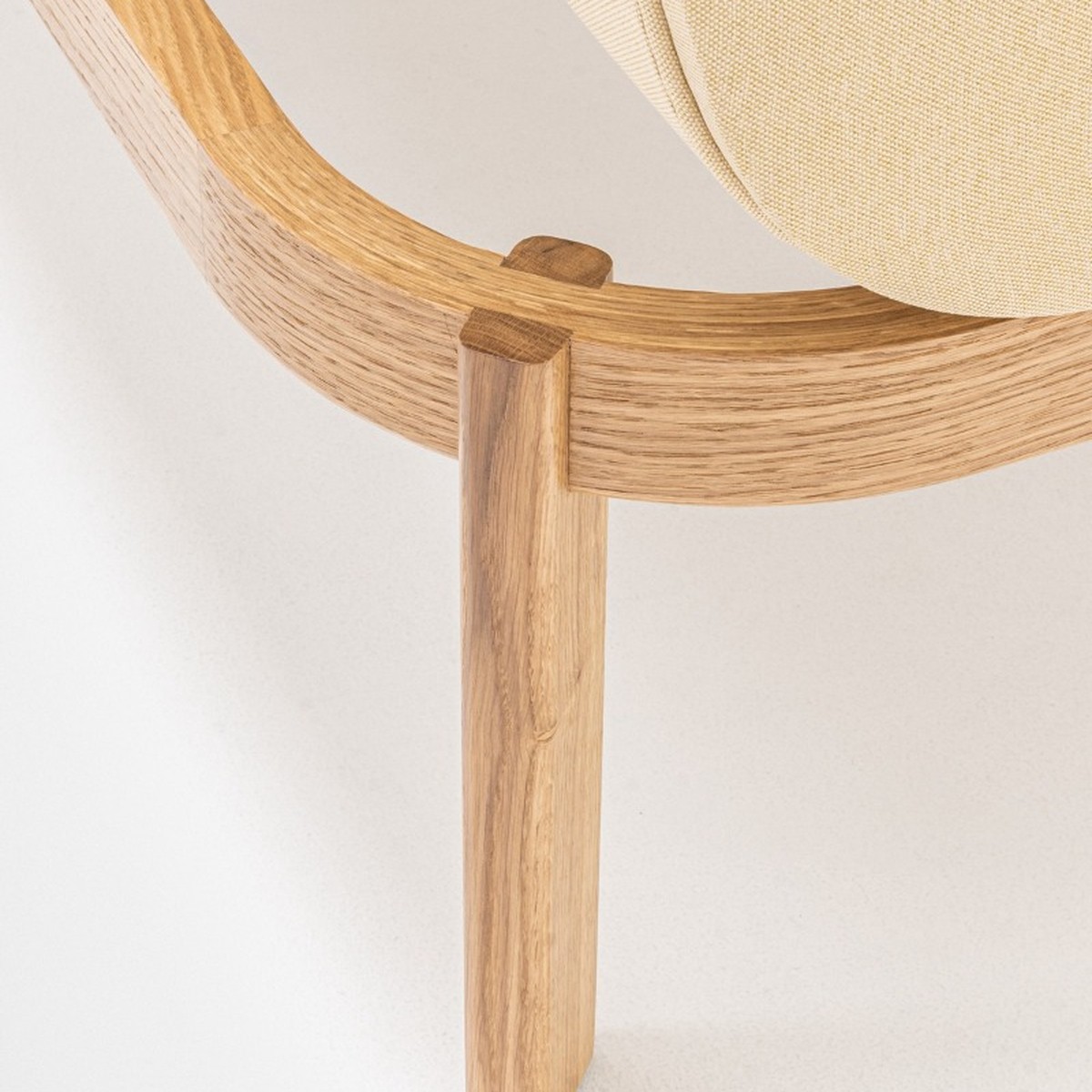 Détail de la base en bois de chêne cintrée et de lassemblage avec le pied