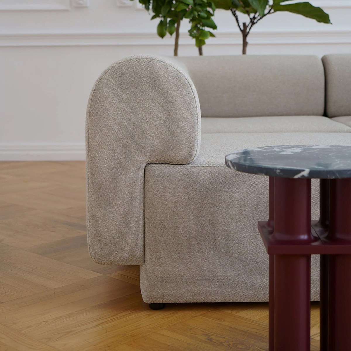 Détail de laccoudoir arrondi dun canapé modulaire beige