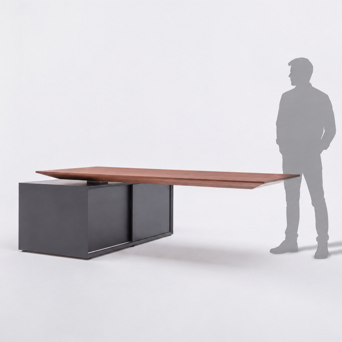 Bureau de direction à plateau placage noyer américain sur rangement graphite avec silhouette pour léchelle