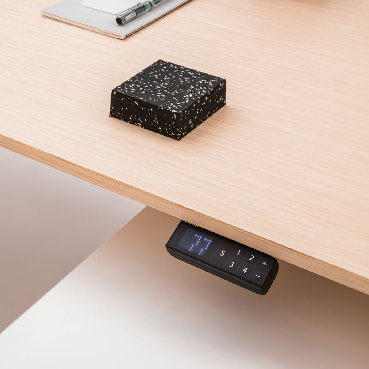 Panneau de commande du réglage électrique en hauteur fixé sous le plateau dun bureau de direction