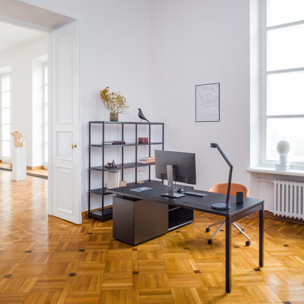 Bureau de direction noir avec retour sur armoire à tiroir