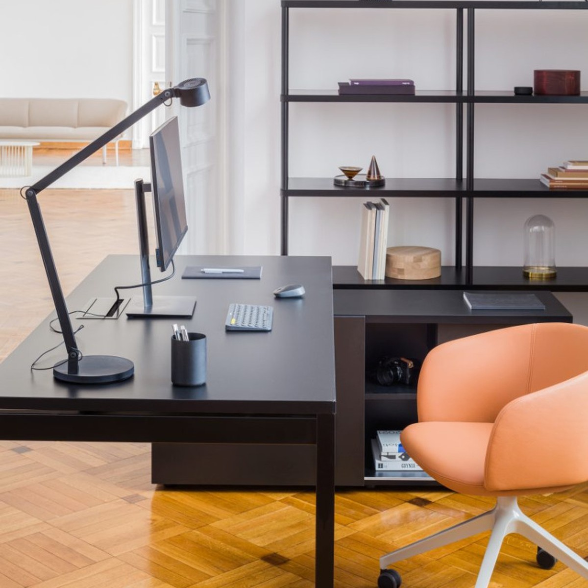 Plateau noir, armoire de retour noire et piétement fin noir, vue de près avec lampe et écran
