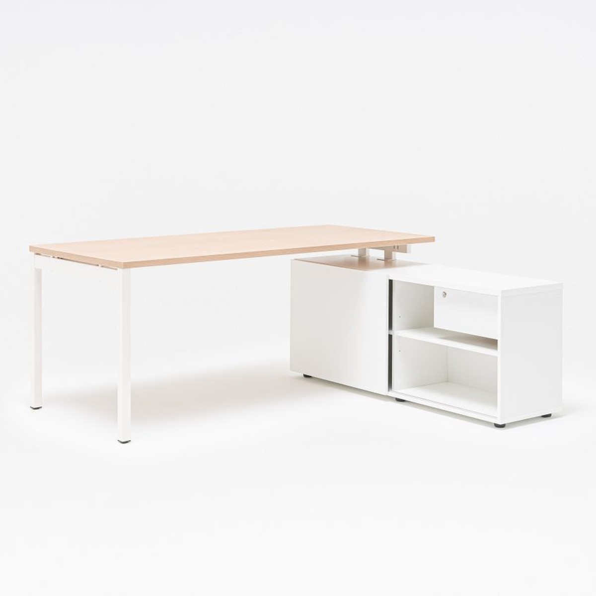 Bureau de direction plateau chêne et armoire de retour blanche à tiroir et niches, vue de trois quarts