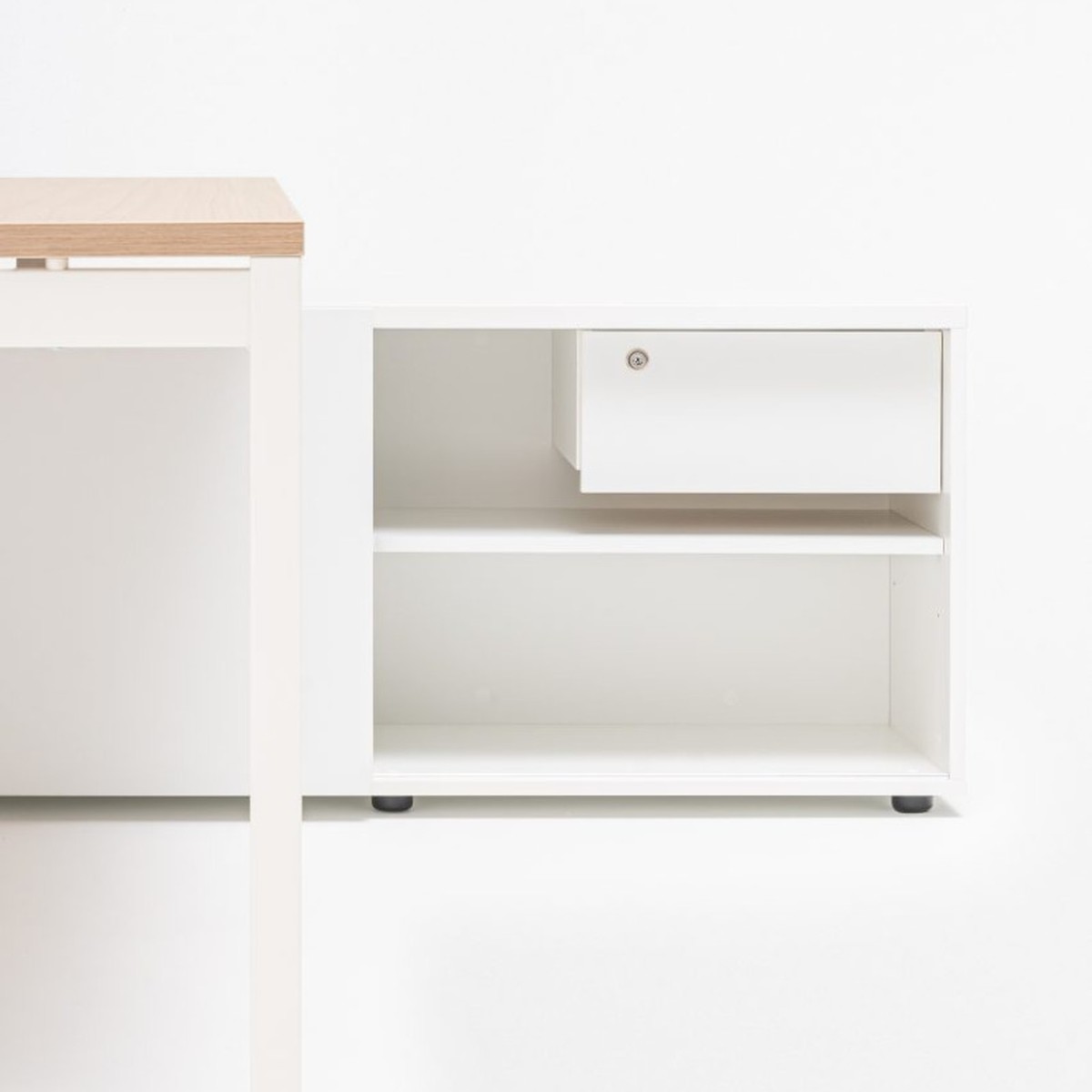 Armoire de retour blanche avec tiroir à serrure, étagère et niche ouverte, vue de détail