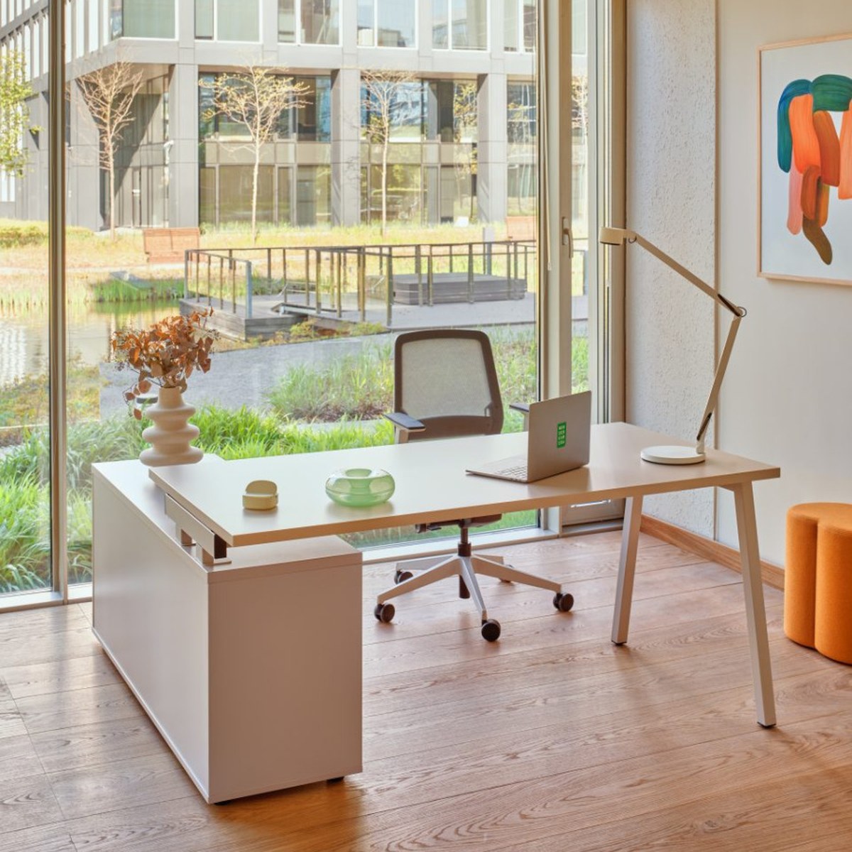 Bureau de direction à pieds en A avec retour sur armoire