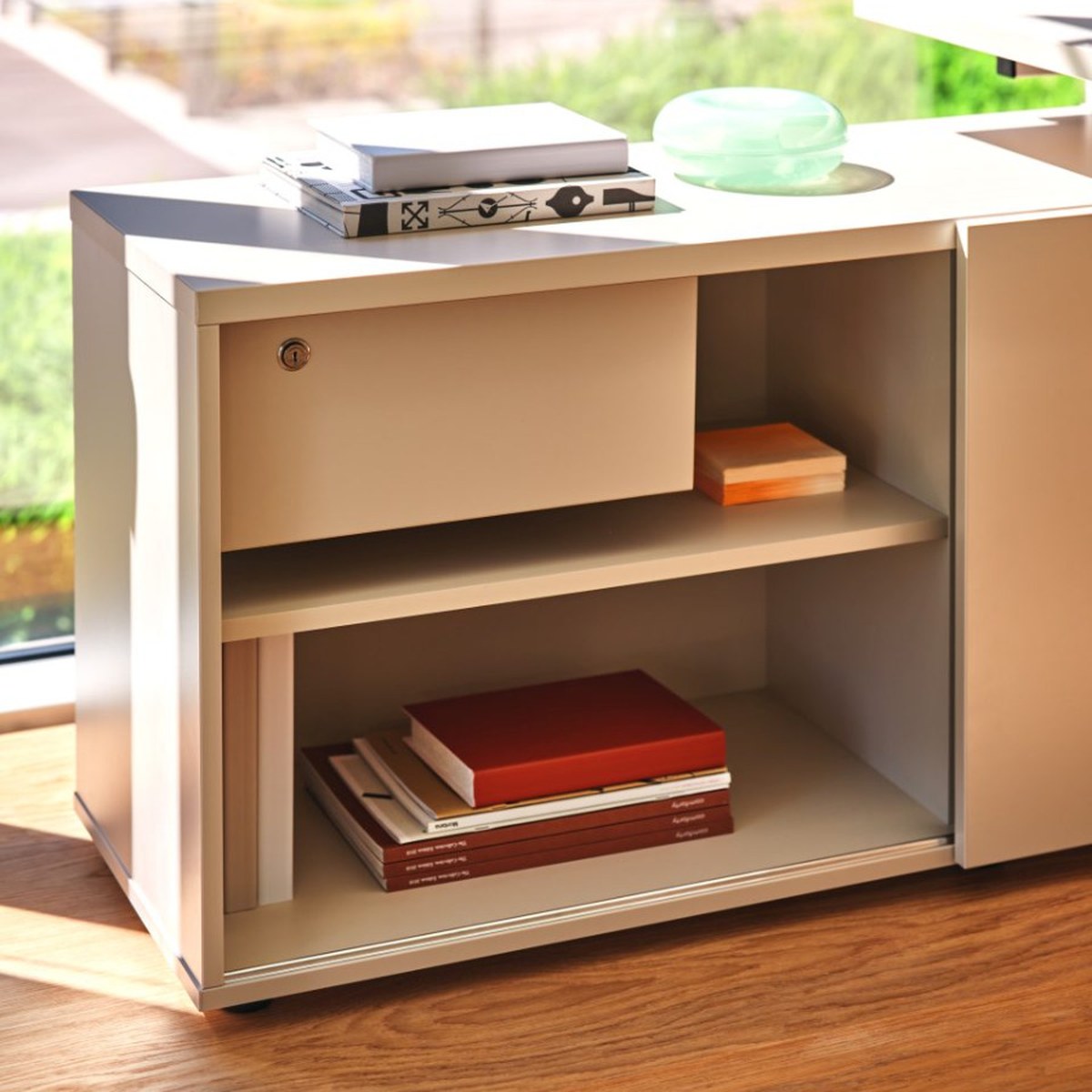 Armoire de rangement avec tiroir à serrure et niche à tablette, vue de trois quarts