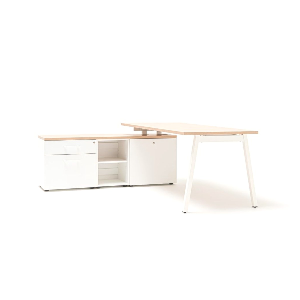 Bureau de direction plateau chêne clair sur armoire blanche et pieds en A blancs, vue de trois quarts