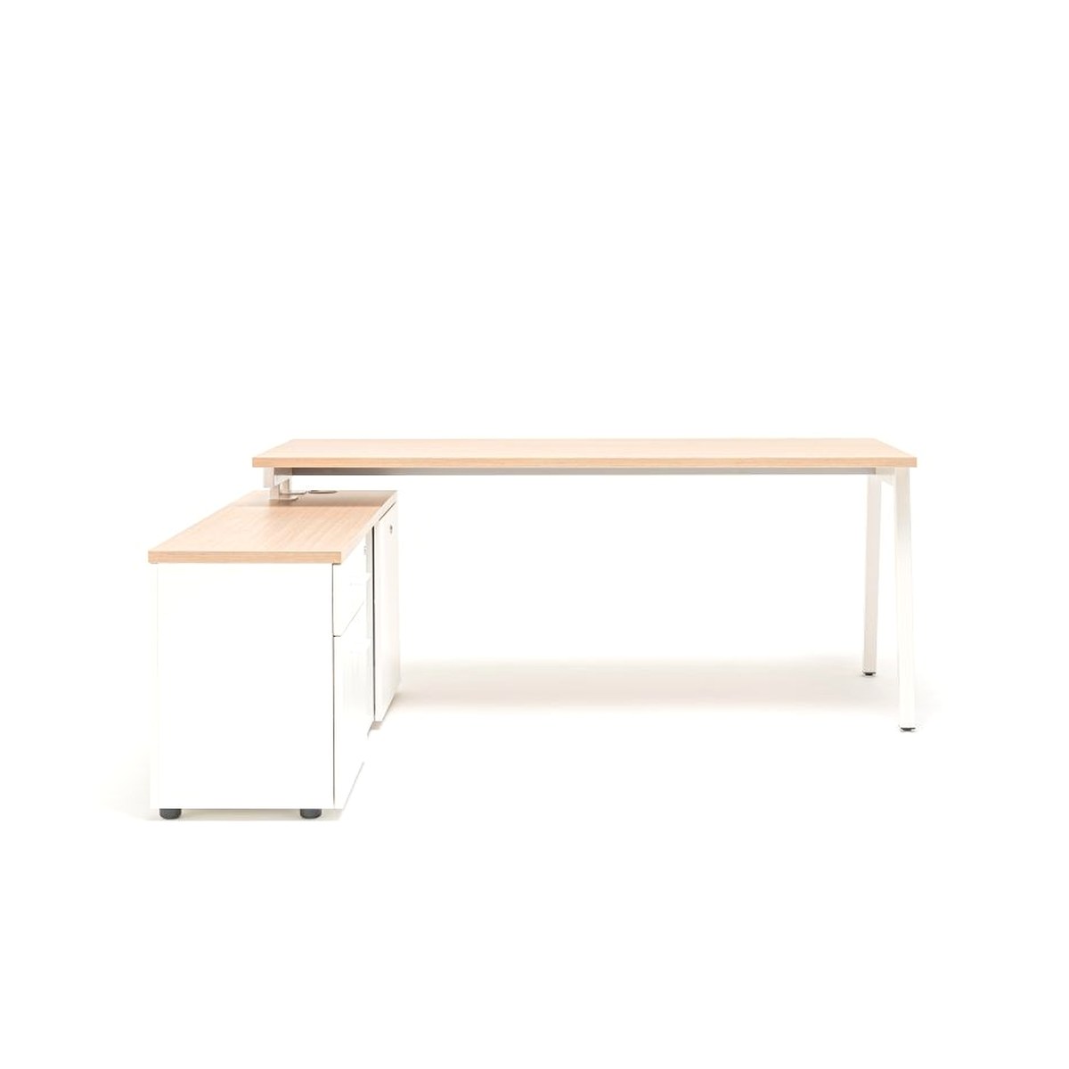 Bureau de direction avec retour plateau chêne clair sur armoire blanche, vue de face