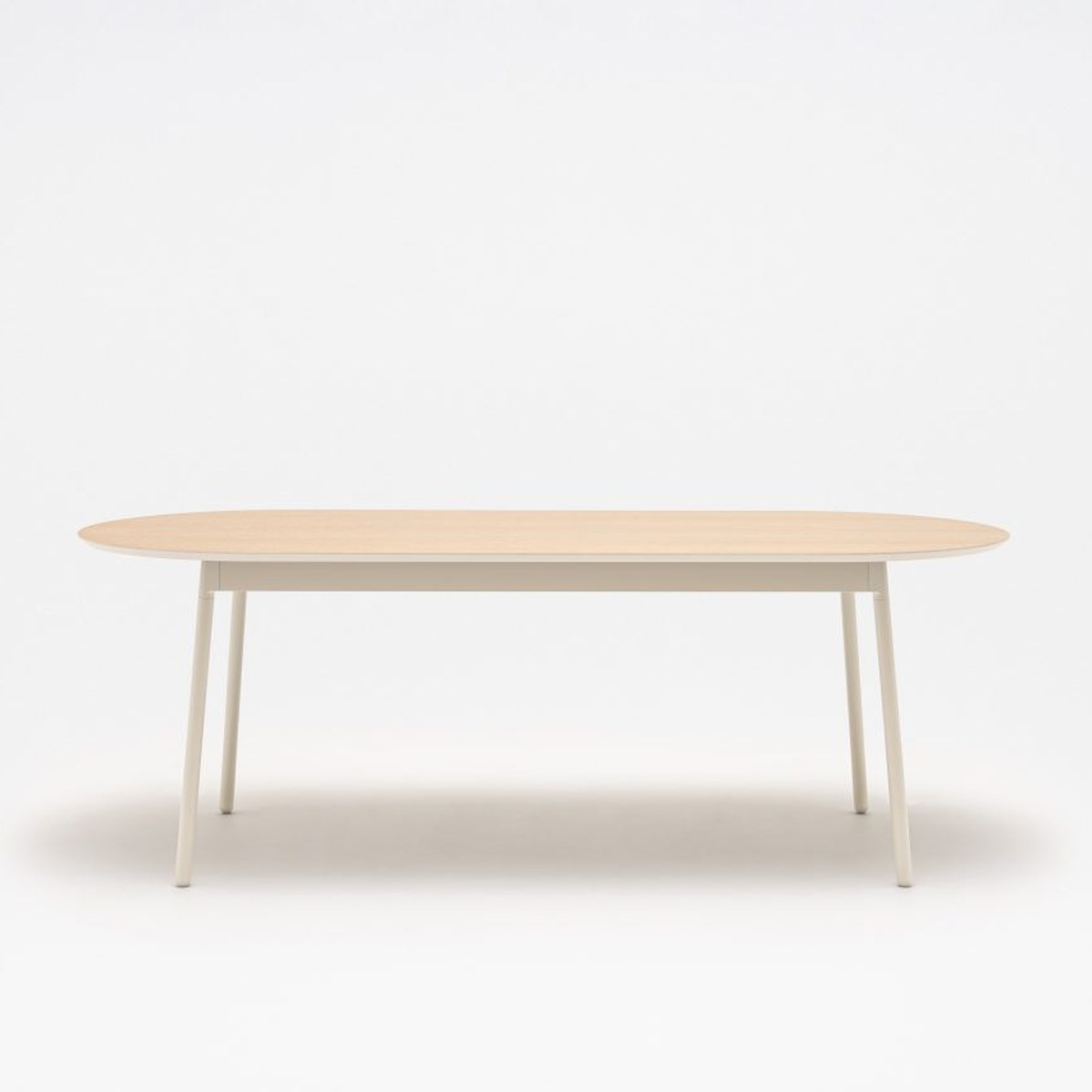 Table de réunion ovale en chêne naturel à pieds blanc perle, vue de face sur fond blanc